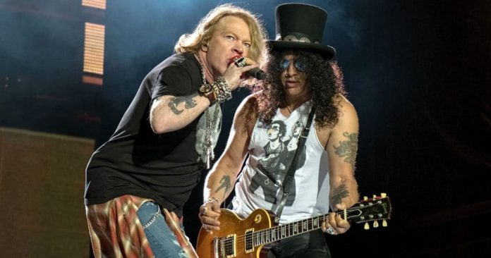 Axl Rose y Slash de Guns N'Roses en directo GUNS N' ROSES para un concierto después de que AXL ROSE