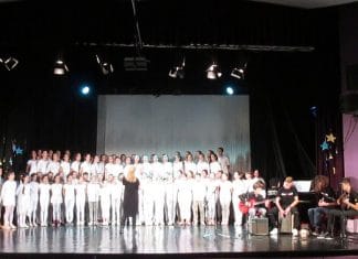 Coro de escuela de primaria canta una versión de "Fear Of The Dark" de Iron Maiden