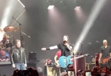 John Travolta y Chad Smith de Red Hot Chili Peppers colaboran con Foo Fighters en Nueva York RED HOT CHILI PEPPERS tocará en las Pirámides de Egipto y lo retransmitirá en directo