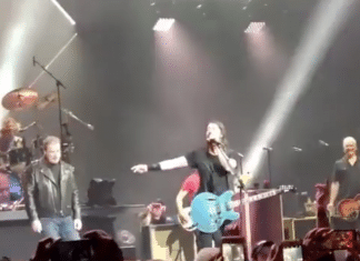 John Travolta y Chad Smith de Red Hot Chili Peppers colaboran con Foo Fighters en Nueva York