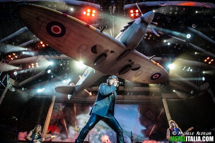 Foto: Michele Aldeghi (metalitalia.com) Iron Maiden sobre el avión que aparece en sus conciertos: