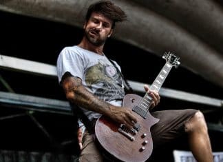 Jordan Buckley de Every Time I Die le "salva" la vida a una fan salpicándole cerveza en sus ojos