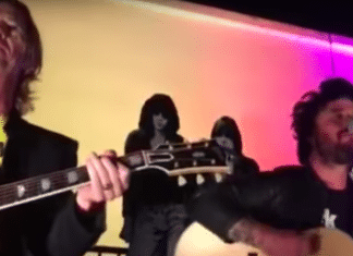 Mira a Billie Joe (Green Day) y a Duff McKagan (Guns N' Roses) en el tributo a Johnny Ramone
