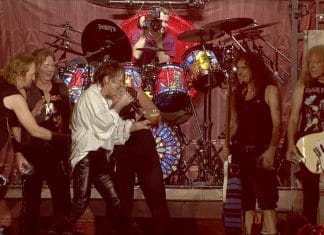 Iron Maiden celebra su fin de gira en UK con la botella de The Trooper más grande del mundo
