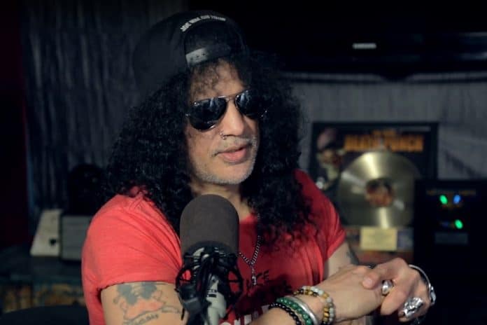 Slash. Foto: Loudwire Slash dice que está entre sus planes hacer nueva música para GUNS N' ROSES