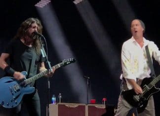Mira al ex-bajista de Nirvana colaborando con Foo Fighters en un concierto