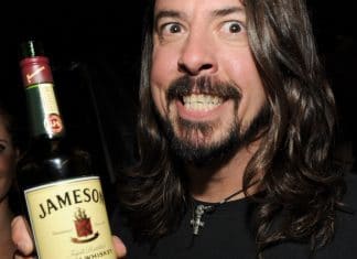 Dave Grohl de Foo Fighters dejó una propina de 333 dólares en un pub