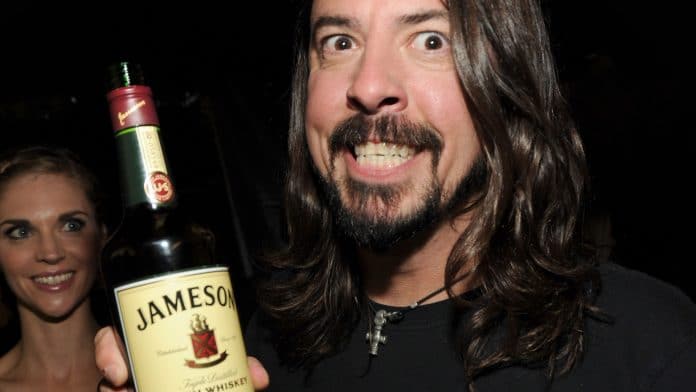 Dave Grohl de Foo Fighters dejó una propina de 333 dólares en un pub
