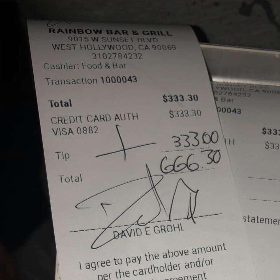 Dave Grohl de Foo Fighters dejó una propina de 333 dólares en un pub