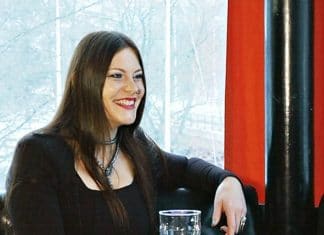 FLOOR JANSEN: "NIGHTWISH suena así porque HOLOPAINEN escribe la música"