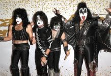Vocalista de HAIRBALL se quema el pelo mientras sigue tocando (Video)