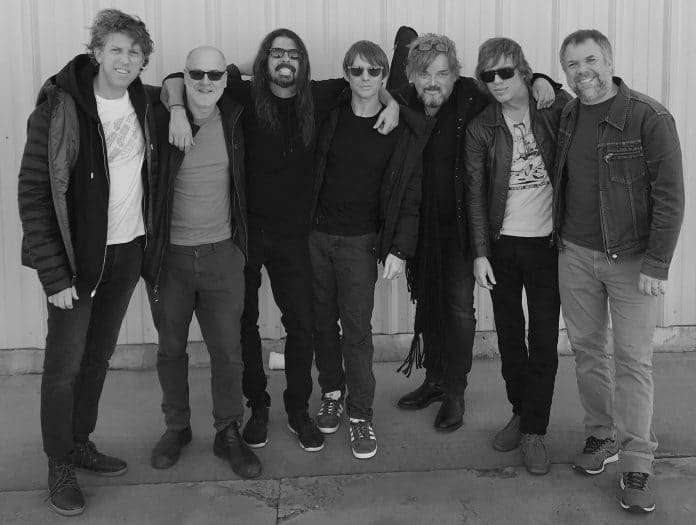 Dave grohl DAVE GROHL de FOO FIGHTERS toca su canción instrumental