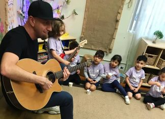 El bajista de SYSTEM OF A DOWN toca "Toxicity" en la escuela infantil de su hijo