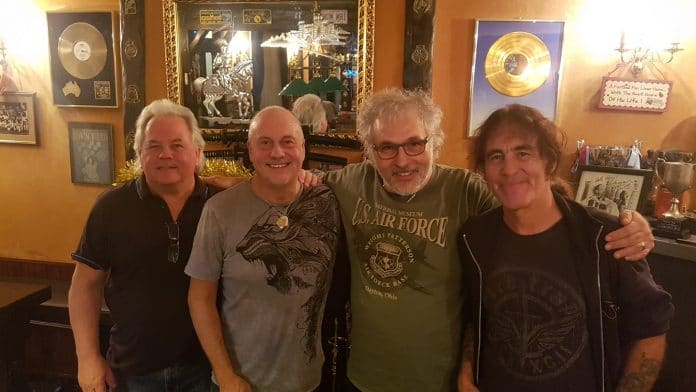 Dave Sullivan, Terry Rance, Paul Day y Steve Harris (Iron Maiden). Foto: Steve Loopy Newhouse La formación original de IRON MAIDEN toca en directo 42 años después (Video)