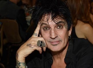 Tommy Lee de MÖTLEY CRÜE carga contra los partidarios de TRUMP: "sois unos idiotas"