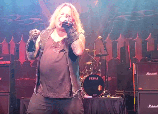 Mira a VINCE NEIL tocar algunos temas clásicos de MÖTLEY CRÜE (Video)