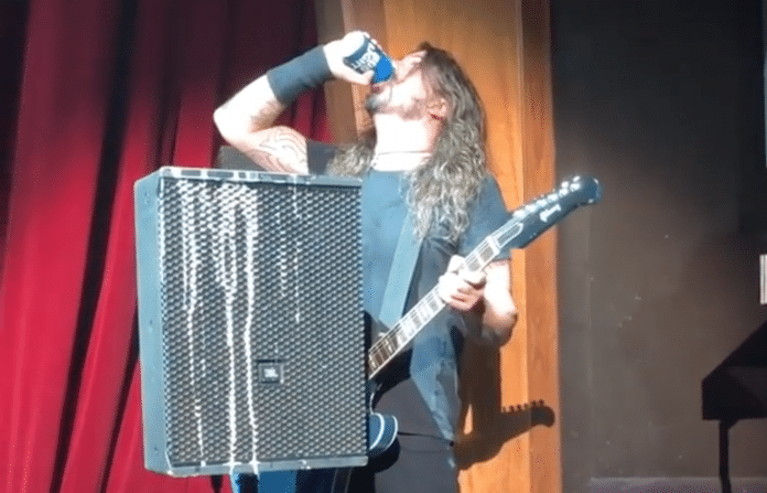Dave Grohl momentos antes de caerse DAVE GROHL de FOO FIGHTERS la lía y se vuelve a caer del escenario (Video)