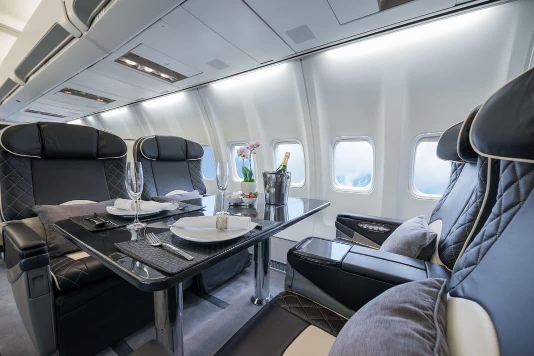 Así es por dentro el increíble avión de GUNS N' ROSES (Fotos)
