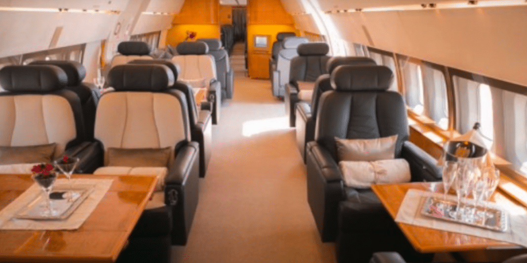 Así es por dentro el increíble avión de GUNS N' ROSES (Fotos)