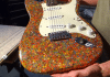 Este artista ha fabricado una guitarra eléctrica con 1.200 lápices de colores (Video)