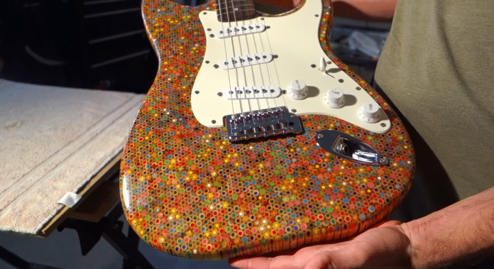 La impresionante guitarra eléctrica fabricada por Burls Arts. Foto: Youtube