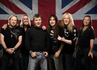 IRON MAIDEN y los increíbles objetos que ha esquivado en el escenario