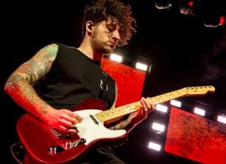 El guitarrista de FALL OUT BOY pone a la venta 27 de sus guitarras (y aún tiene muchas más)