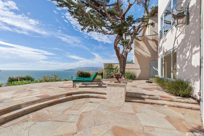 Así es el casoplón que KIRK HAMMETT de METALLICA vende por más de 10 millones de euros (Fotos)
