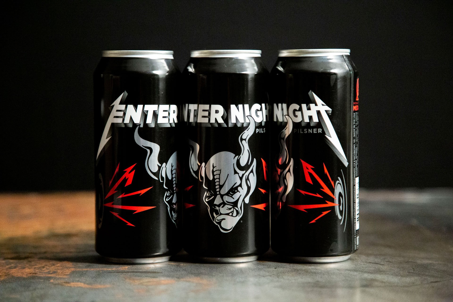METALLICA: LARS ULRICH y ROBERT TRUJILLO celebran el lanzamiento de la cerveza "Enter Night" (Video)