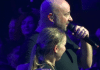 DISTURBED rescata a una chica del pogo y la sube al escenario (Video)