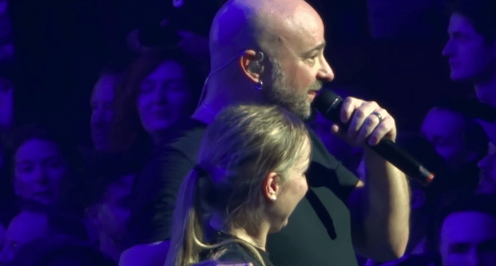 Disturbed DISTURBED rescata a una chica del pogo y la sube al escenario (Video)