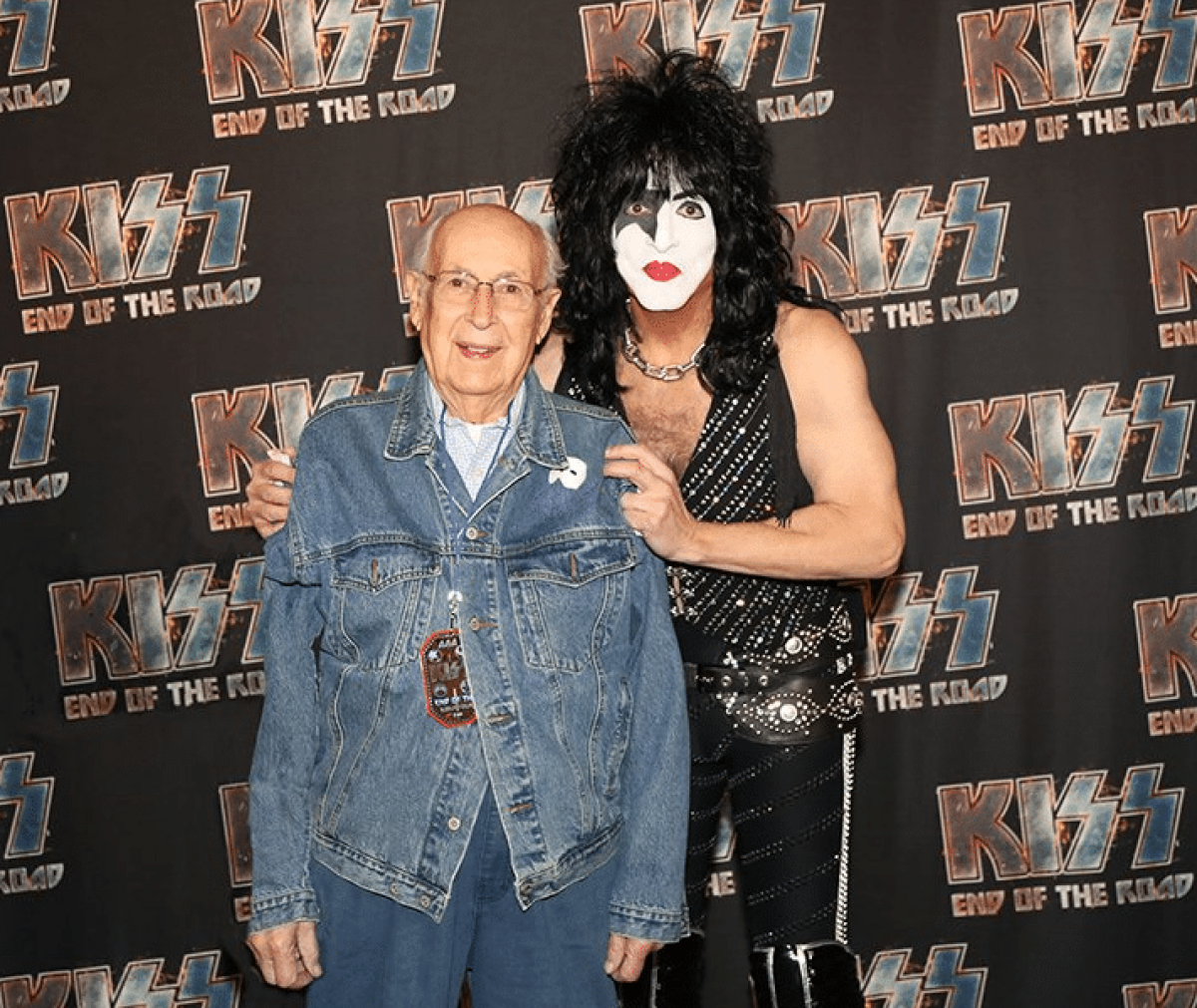 El padre de PAUL STANLEY, de 98 años, acude a un concierto de KISS en Los  Angeles - TodoRock.com