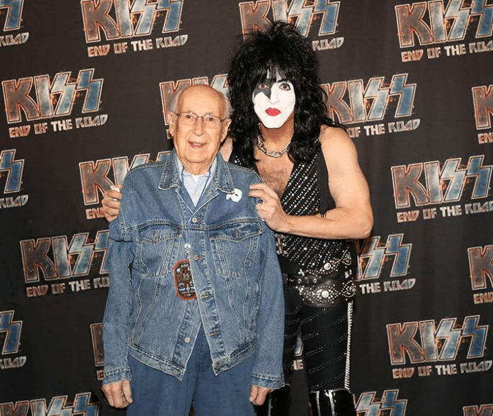 Paul Stanley de Kiss junto con su padre. Foto: Twitter El padre de PAUL STANLEY, de 98 años, acude a un concierto de KISS en Los Angeles