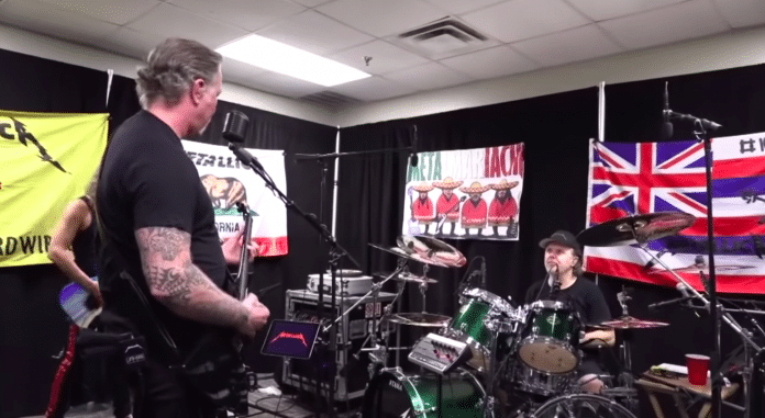 Metallica en un momento del ensayo Así ensaya METALLICA justo antes de un concierto (Video)