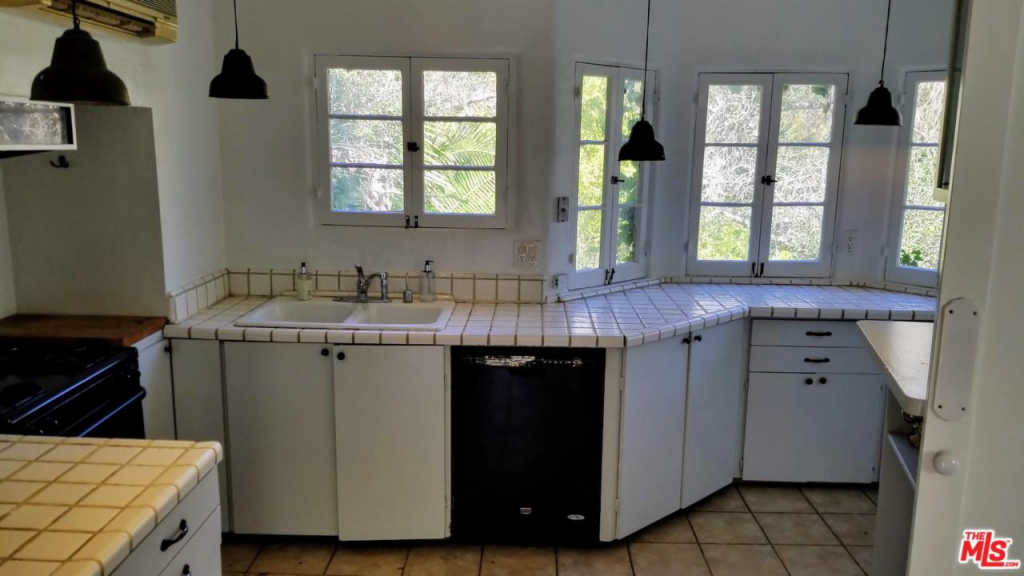 MARILYN MANSON vende su casa de Hollywood por 2 millones de dólares (Fotos) MARILYN MANSON vende su casa de Hollywood por 2 millones de dólares (Fotos)