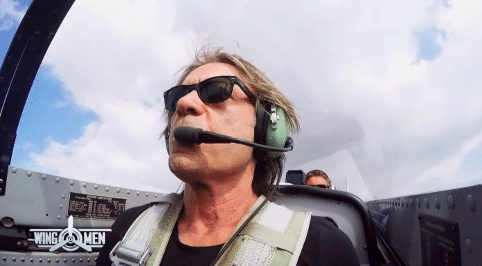Bruce Dickinson pilotando un caza P-51 Mustang