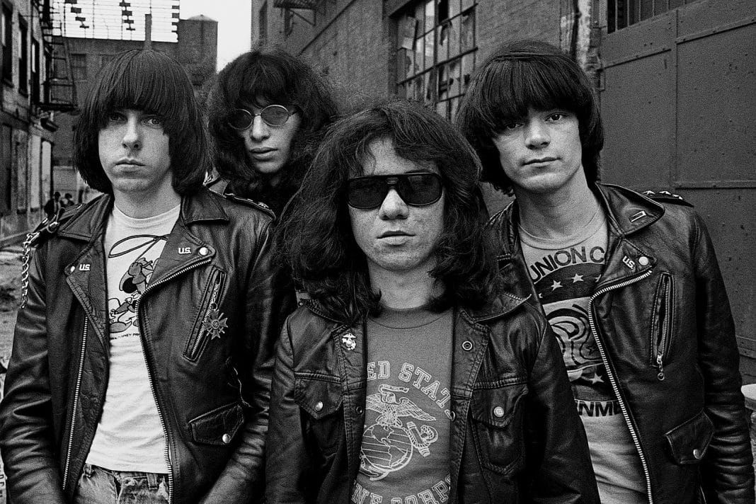 La historia de los RAMONES: desde 1976 hasta 1996 (Video) La historia de los RAMONES: desde 1976 hasta 1996 (Video)