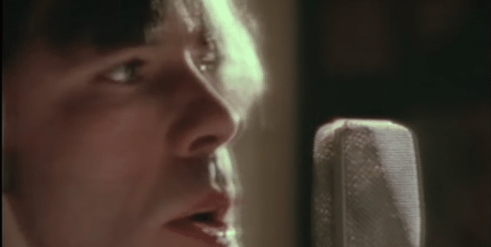 Bruce Dickinson de Iron Maiden grabando