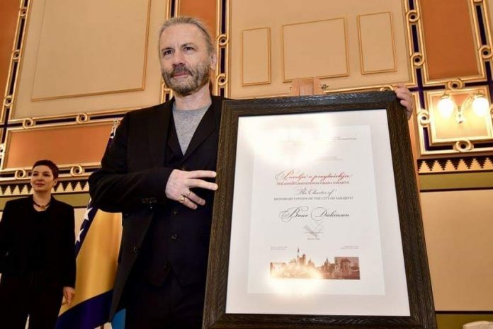 Bruce Dickinson durante la ceremonia en Sarajevo (6 de abril de 2019) BRUCE DICKINSON de IRON MAIDEN ya es