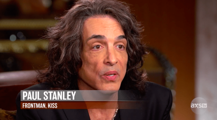 Paul Stanley de Kiss durante la entrevista para AXS TV