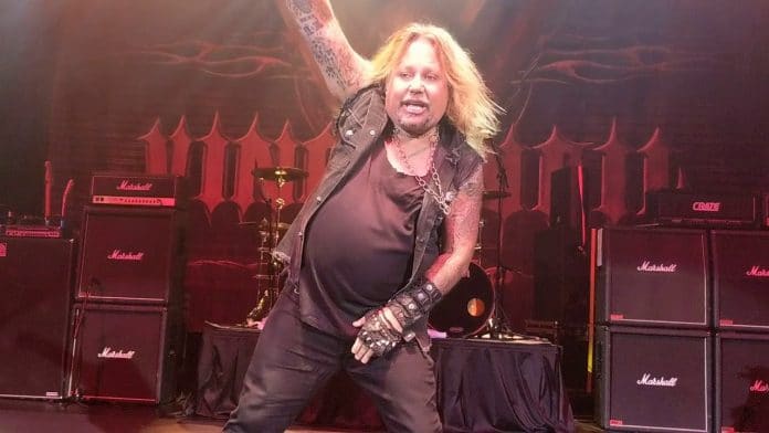 Vince Neil durante un concierto. Foto: Youtube (James Front)