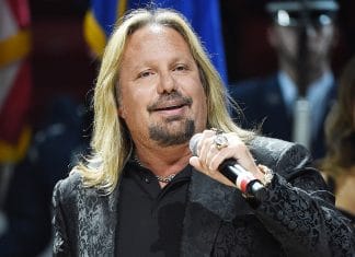 Cantante de MÖTLEY CRÜE condenado a pagar 170.000 dólares a sus abogados