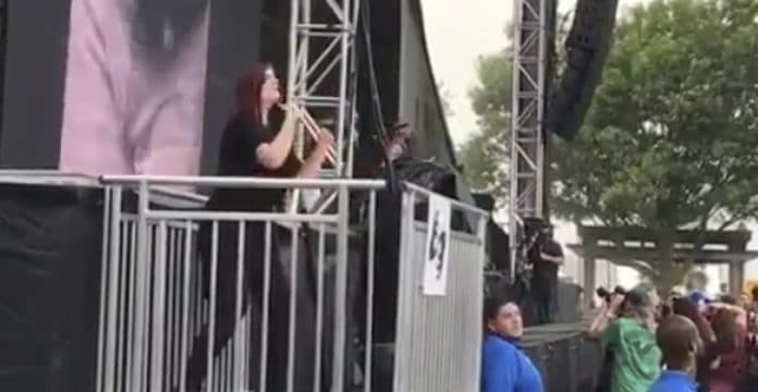 Killswitch Engage KILLSWITCH ENGAGE actúa con una intérprete de lengua de signos en directo (Video)