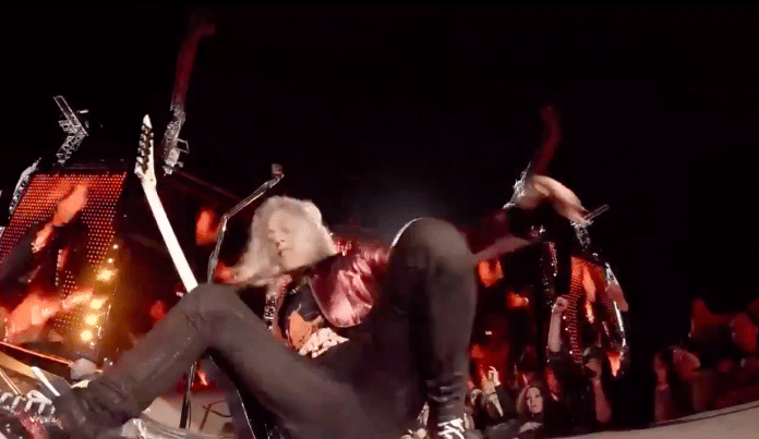 Kirk Hammet en el momento de su caída KIRK HAMMETT de METALLICA se tropieza y cae en pleno concierto en Milán (Video)