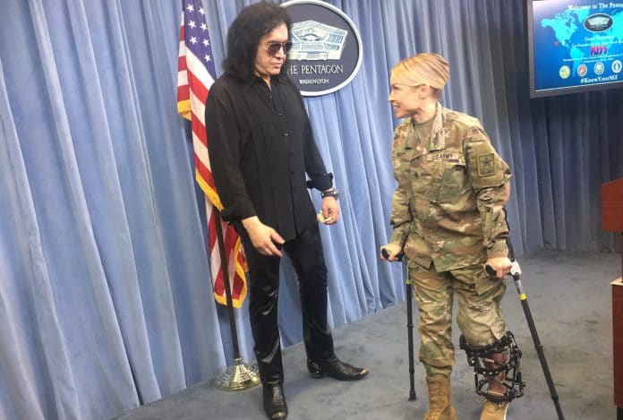 Gene Simmons de Kiss durante su visita al Pentágono. Foto: Twitter Sara Copp