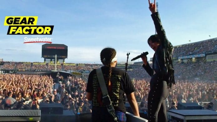 Lzzy de Halestorm con Karissa sobre el escenario. Foto: Youtube