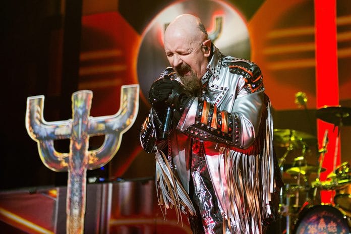 Rob Halford de Judas Priest. Foto: Loudwire ROB HALFORD de JUDAS PRIEST patea el teléfono de un fan en pleno concierto (Video)