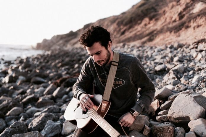 Cantante de indie-folk Thiago Muller