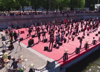 BON JOVI: Impresionante "Livin' On A Prayer" tocada por 270 músicos (Video)