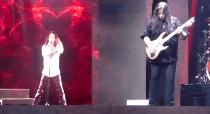 Holograma de Dio en Orlando. Foto: Youtube Mira el holograma de RONNIE JAMES DIO en Orlando, Florida (Video)